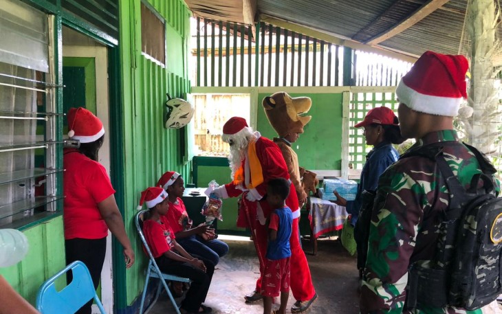 Natal dan Tahun Baru Anggota Satgas Pamtas Statis RI-PNG Yonif 111/KB yang bertugas diwilayah jajaran Kolakops Korem 174/Anim Ti Waninggap melaksanakan berbagai kegiatan bersama masyarakat pedalaman Perbatasan Papua Selatan, Senin (18/12/2023)