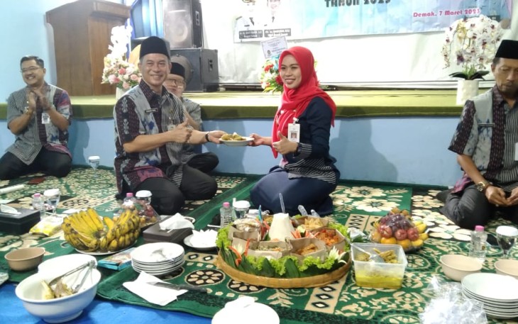 Bupati Demak dr Hj Eisti'anah menyerahkan potongan tumpeng selamatan HUT ke-45 PUDAM Kabupaten Demak kepada PJ Direktur PUDAM Kabupaten Demak H Qumarul Huda, disaksikan Wabup KH Ali Makhsun dan Sekda H Akhmad Sugiyarto.