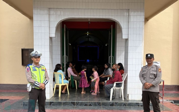 Anggota Polres Bengkulu Utara saat Lakukan Pengamanan Gereja