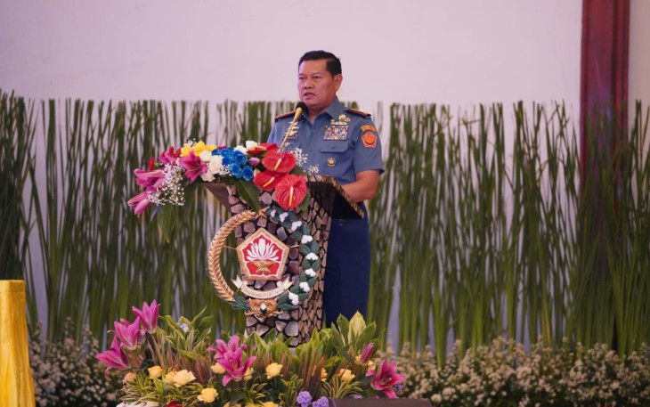 Panglima TNI Laksamana TNI Yudo Margono S.E., M.M., saat membuka Musyawarah Nasional (Munas) Dharma Pertiwi (DP) ke-14 Tahun 2023 bertempat di Balai Samudera, Jl. Boulevard Barat Raya  Kelapa Gading, Jakarta Utara, Rabu (14/6/2023).