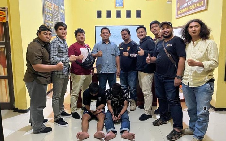 Dua jambret (duduk diborgol) saat diamankan Sat Reskrim Polres Kaur Polda Bengkulu