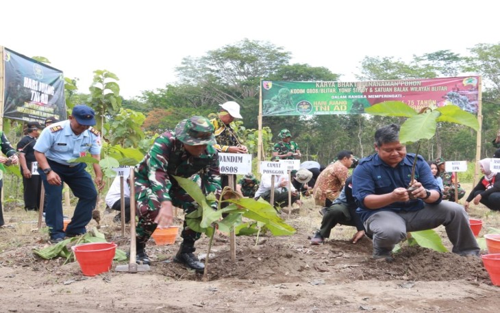 Hari Juang TNI AD ke-78 dan HUT ke-75 Kodam V/Brw Tahun 2023, Kodim 0808/Blitar bersama Yonif 511/DY, Satuan Balak Jajaran Blitar, Dinas Perhutani dan warga masyarakat, menggelar kegiatan karya bakti dengan melakukan penanaman bibit pohon jati dan alpukat, bertempat di area lahan Perhutani petak 38 Desa Bendo Kec. Ponggok Kab. Blitar, Kamis (14/12/2023)