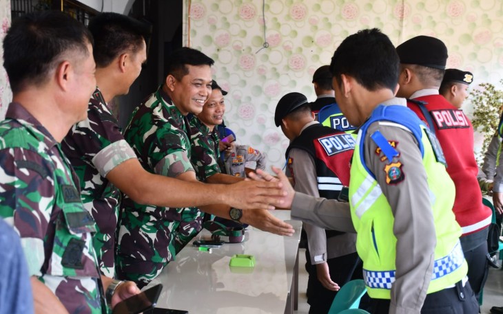 Danrem 023/KS Komsos dengan Aparat Kepolisian di Pelabuhan Teluk Dalam