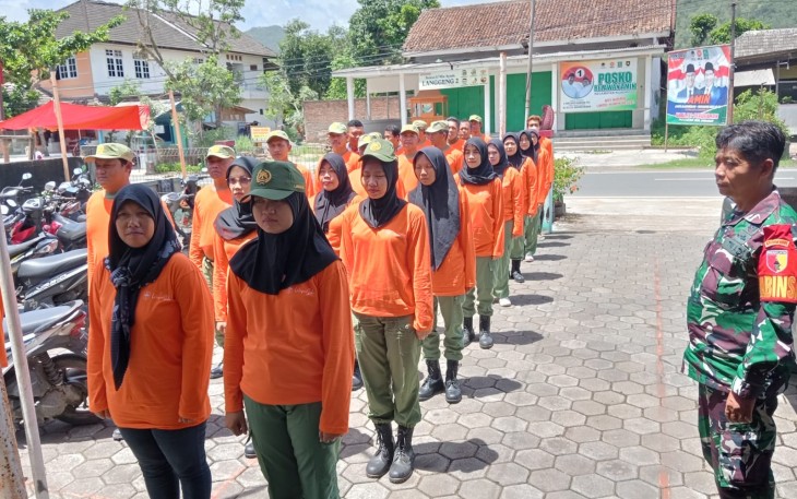 Koramil 0801/07 Ngadirojo Kodim 0801/Pacitan Serma Sugianto melatih pembinaan anggota Perlindungan Masyarakat (Linmas) di  halaman Kantor Desa Wonokarto, Kecamatan Ngadirojo, Kabupaten Pacitan, Selasa (19/12/2023)