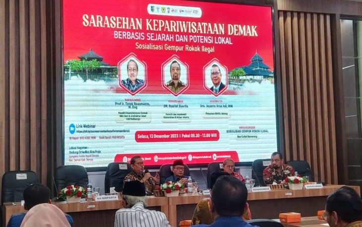 Wabup Demak KH Ali Makhsun serta para narasumber Sarasehan Kepariwisataan Demak Berbasis Sejarah dan Potensi Lokal oleh Dinas Pariwisata Kabupaten Demak Foto : Sari Jati