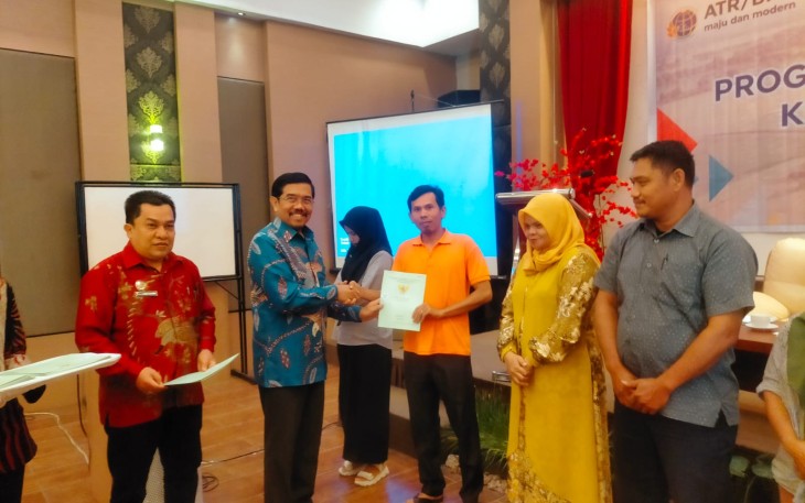 Anggota Komisi II Dewan Perwakilan Rakyat Republik Indonesia (DPR RI), dari Fraksi Partai Demokrat, Daerah Pemilihan (Dapil) Sumatera Utara (Sumut) II, Ir. H. Ongku Parmonangan Hasibuan, MM (OPH), membagikan sertifikat hak atas tanah kepada 16 Sertifikat Hak Milik yang berada di Kota Padangsidimpuan dalam rangka Reses, Sosialisasi Program Stragis Nasional Kementrian ATR/ BPN " Melayani, Profesional, Terpercaya, Selasa, (07/03/2023).