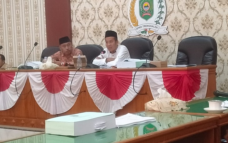 Ketua Komisi III DPRD Kabupaten Trenggalek, Pranoto, saat memimpin rapat kerja dengan Bapedalitbang Kabupaten Trenggalek