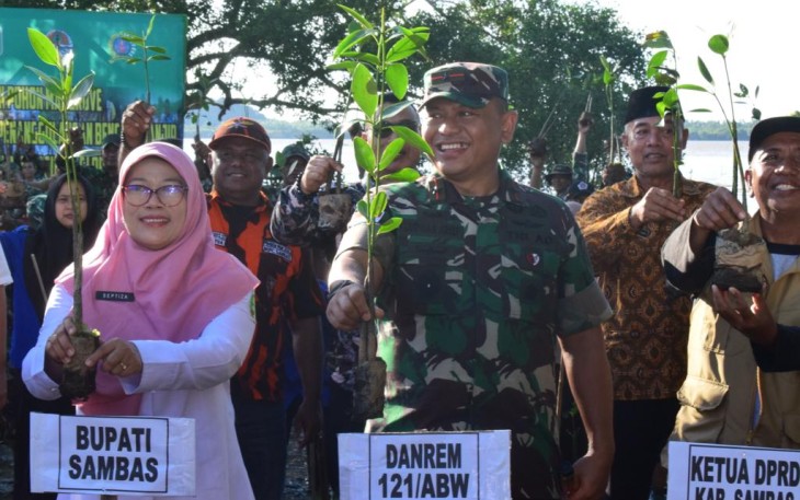 Danrem 121/ABW Ajak Seluruh Lapisan Masyarakat Menanam Pohon Mangrove
