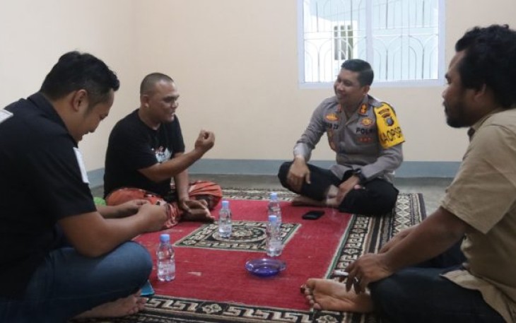 AKBP Imam Zamroni, SH, SIK, MH, Kapolres Tapanuli Selatan (Tapsel), bersama Plh Kasi Humas Polres Tapsel, Brigadir Erlangga Gautama Nasution, SH, dan wartawan dari Kontras Independent, Syahminan Rambe, SE, kunjungi langsung wartawan yang sedang sakit, Sulaiman Siregar, SSos, Senin (7/11/2023) sore.