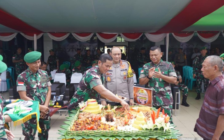 Danrem 121/Abw Brigjen TNI Luqman Arief, S.I.P., menghadiri Upacara Hari Juang Infanteri TNI AD ke-75 Tahun 2023 yang digelar di PLBN Entikong, Sanggau, Kalimantan Barat, Selasa (19/12/2023).