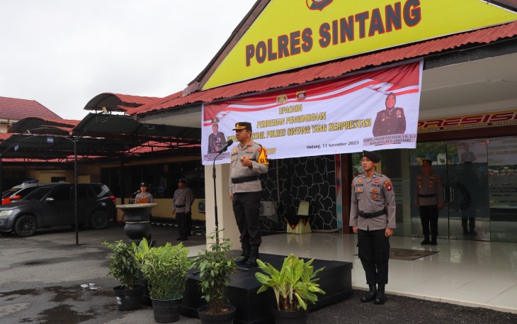 Polres Sintang Beri Penghargaan Kepada Personel Berprestasi