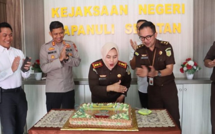 Kajari Tapanuli Selatan (Tapsel), Siti Holija Harahap, SH, MH, saat meniup lilin kue ulang tahun sebagai ucapan selamat HBA yang ke-63, dari Kapolres AKBP Imam Zamroni, SIK, MH, dan jajaran