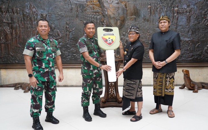 Pemerintah Kabupaten (Pemkab) Badung memberikan hibah berupa 5 unit kendaraan yang diterima langsung secara simbolis oleh Pangdam IX/Udayana Mayjen TNI Harfendi, S.I.P., M.Sc., pada Kamis (14/12/2023)