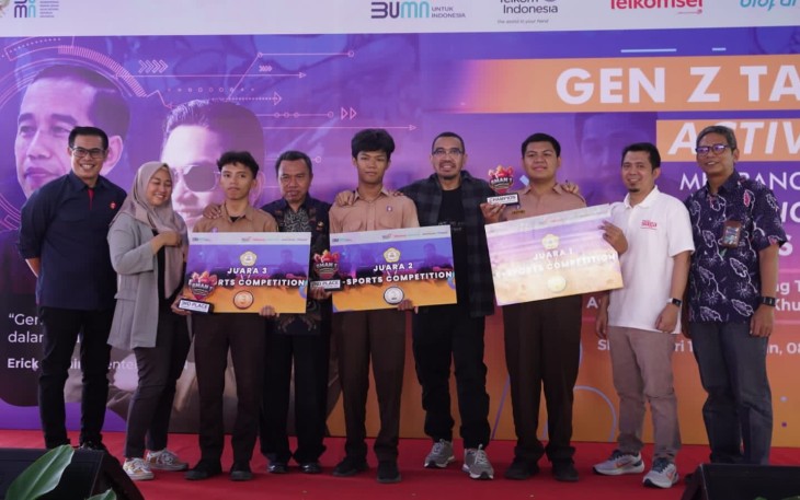 Staf Khusus III Erick Thohir, Arya Sinulingga, dalam kunjungannya ke SMAN 1 Bangkalan di Madura.
