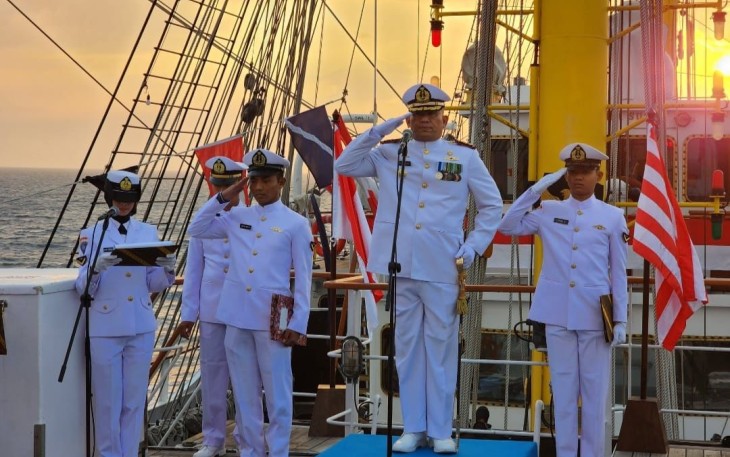 Komandan KRI Bima Suci Letkol Laut (P) M. Sati Lubis juga selaku Dansatgas KJK 2023 saat memimpin upacara.
