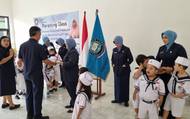 Ketua Umum Yayasan Hang Tuah Berikan Award Kepada Guru Berprestasi