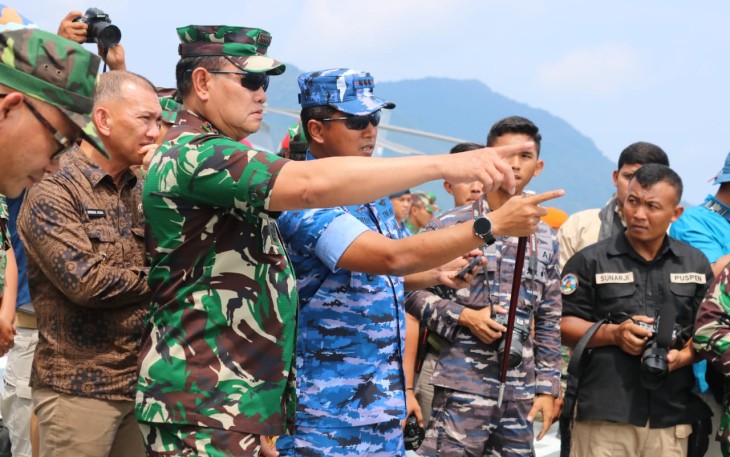 Panglima TNI saat Didamping Danlanud Raden Sadjad Tutup Latgabma Tahun 2023