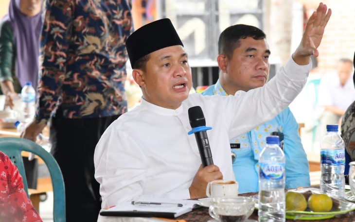Bupati Batu Bara Ir.H.Zahir,M.AP saat menghadiri Rapat Koordinasi Pemerintahan (Rakoorpem) Kecamatan Air Putih, di halaman Kantor Kepala Desa Pasar Lapan, Kamis (09/03/2023).