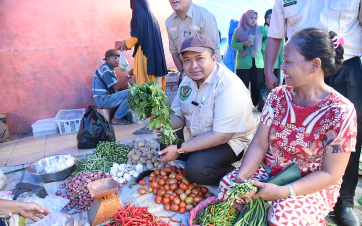 Bupati Kabupaten Tapanuli Selatan H Dolly Pasaribu saat Turun Langsung Ke Poken Arba Lakukan Pengamatan Harga Bahan Pokok Jelang Ramadhan