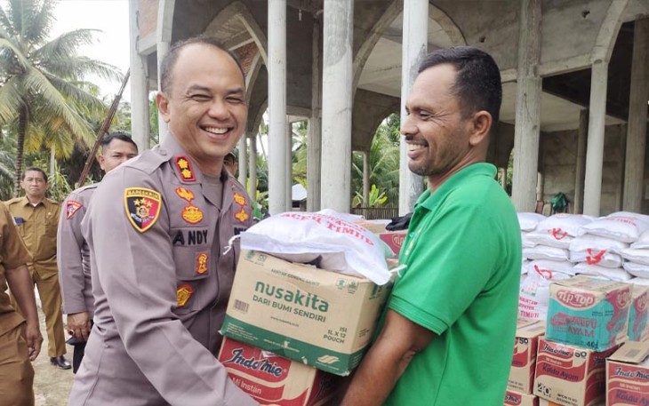 Kapolres Aceh Timur Bersama Pj Bupati saat Salurkan Bansos Masa Panik Untuk Korban Banjir di Julok