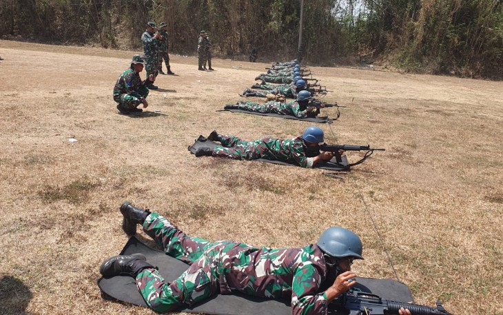 Personel Lanal Malang Laksanakan Latihan Menembak 