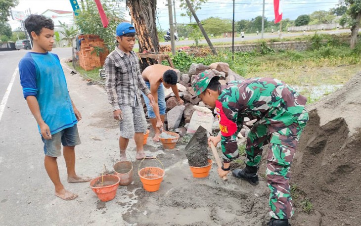 Babinsa Gotong royong Bangun Saluran Irigasi