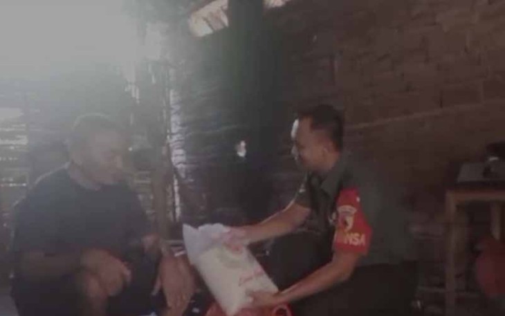 Babinsa Kodim 0802/Ponorogo saat Masuk Dapur Bantu Warga Kurang Mampu