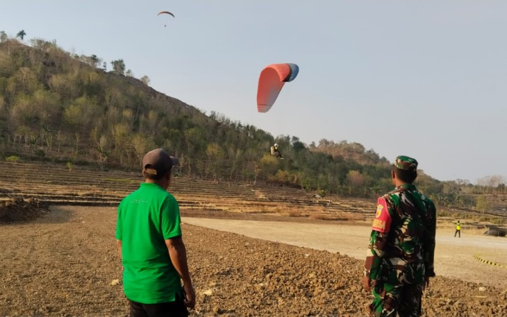 Babinsa saat Monitoring Pekan Olahraga Provinsi Jatim Cabang Paralayang