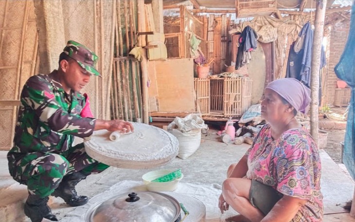 Babinsa Koramil 13/Kebonsari, Koptu Eko Kurniawan saat Komsos dengan Pembuat Kue Manco.