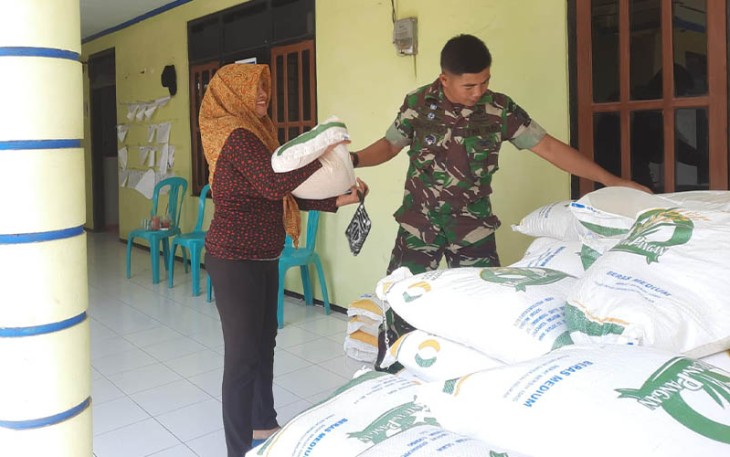 Babinsa Kodim 0802/Ponorogo saat Pendampingan dan Monitoring Penyaluran Bantuan Cadangan Pangan Pemerintah