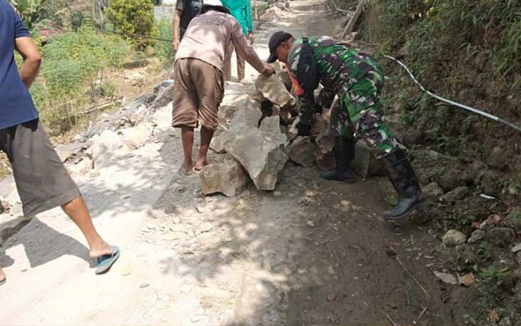 Babinsa Kodim 0802/Ponorogo Ikut Kerja Bakti Buat Jalan