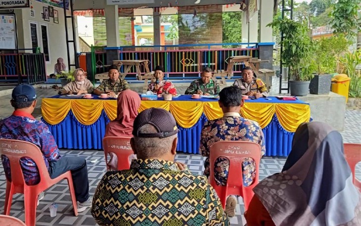 Babinsa Ponoragan saat Hadiri Musdesus Terkait Perubahan Daftar Penerima BLT-DD