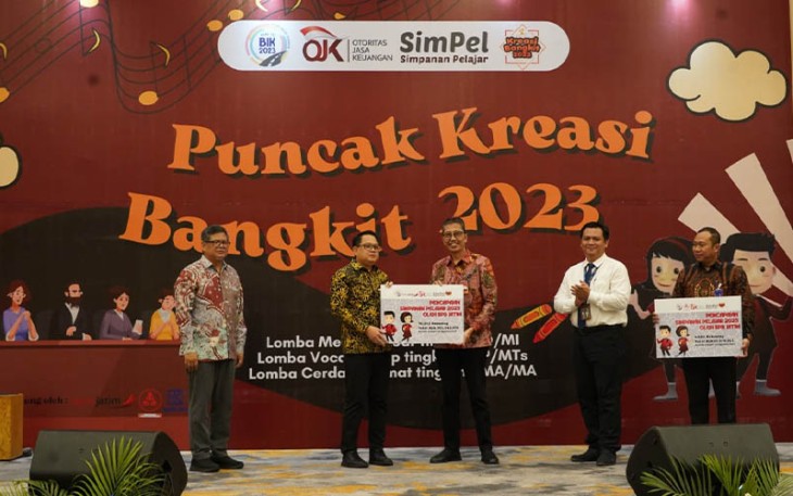 Pencapaian membanggakan itu diterima secara simbolis oleh Direktur Utama bank Jatim Busrul Iman dalam kegiatan Puncak Kreasi Bangkit pada hari Senin (4/9/2023).