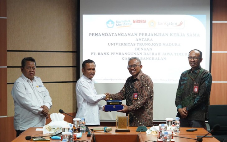 Kerja sama digelar di Gedung Rektorat Universitas Trunojoyo Madura dilakukan oleh Pemimpin Bank Jatim Cabang Bangkalan Tjitjuk Soesilo Pribadi dan Rektor Universitas Trunojoyo Madura Dr. Safi’, S.h., M.H. dengan disaksikan langsung oleh Direktur Manajemen Resiko Bank Jatim Eko Susetyono.