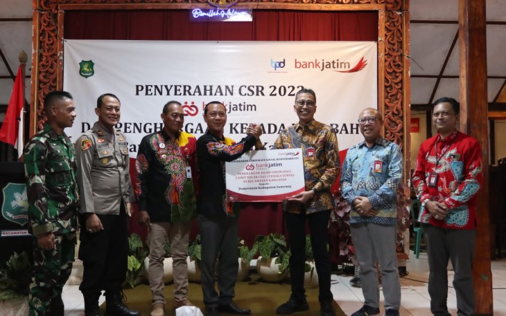 Bank Jatim saat Serahkan CSR PJU Solar Cell Buat Pulau Kangean 