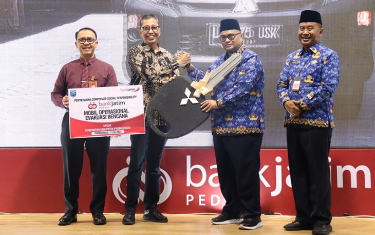 Bank Jatim saat Serahkan CSR ke Pemkab Probolinggo dan Launching Elektronifikasi Keuangan Daerah 