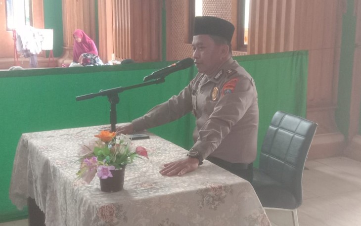 Sat Binmas Restabes Medan saat cooling system di Pondok Pesantren Al Falah Jalan Pelajar Timur, Medan, Minggu (5/11/2023). 