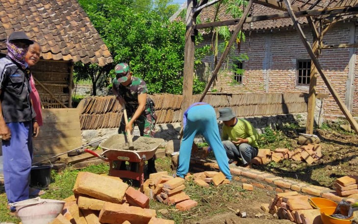 Babinsa Koramil Wungu saat Bantu Warga Bangun Rumah