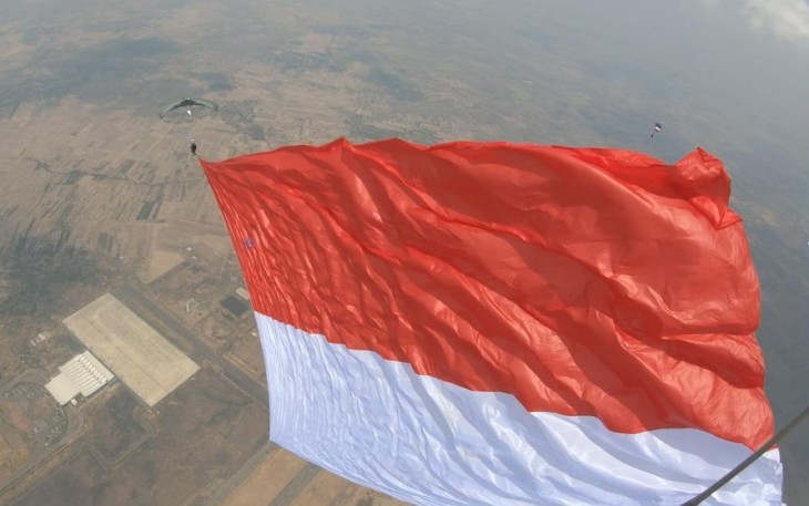 Denjaka melaksanakan penerjunan Kibarkan Bendera Merah Putih Raksasa di Langit Kertajati