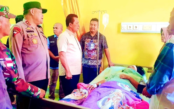 Gubernur Kepulauan Riau H. Ansar Ahmad Jenguk Korban Longsor Serasan 