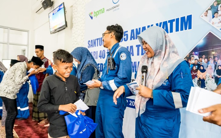 Pekerja Medco E&P Malaka saat Berikan Paket Santunan Bagi 295 Anak Yatim