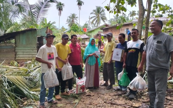 Senator Fachrul Razi Kirim Bantuan Untuk Korban Rumah Ketimpa Pohon di Alue Ie Mirah