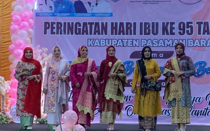 Pemerintah Kabupaten (Pemkab) Pasaman Barat (Pasbar) melalui Gabungan Organisasi Wanita (GOW) Pasbar mengadakan lomba fashion show kebaya muslimah dengan mengusung tema 'Perempuan Berdaya dan Berkarya', pada Jumat (15/12) di Aula Kantor Bupati Pasbar