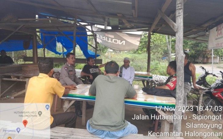 Bhabinkamtibmas Polsek Padang Bolak, Aiptu Salman Pulungan, minta ke Caleg agar menjaga suasana Pemilu damai, Jumat (17/11/2023) siang.