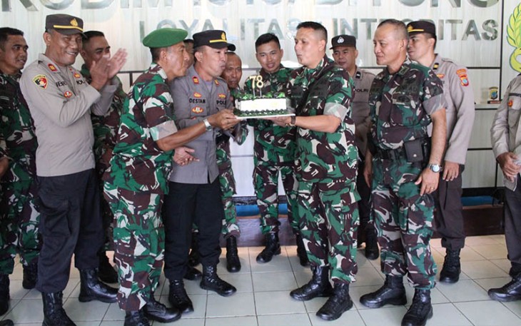 Kasim 1310/Bitung bersama personil Kodim saat mendapatkan kejutan dan kue ulang tahun dari Polres Bitung dan Polres Minut