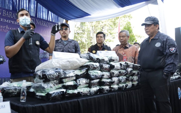 BNN RI saat melakukan pemusnahan barang bukti narkotika di Lapangan Tembak Tohpati Polda Bali, pada Jumat (23/6).