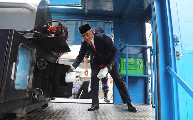Kepala Badan Narkotika Nasional (BNN) Irjen Pol. Marthinus Hukom saat memulai pemusnahan barang bukti.