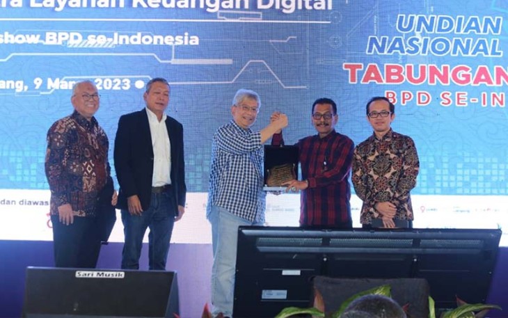 Foto bersama (Kiri-Kanan) Bambang Widjanarko (Deputi Komisioner Pengawas Bank Pemerintah dan Syariah Otoritas Jasa keuangan), Eko B Suprianto (Chairman Infobank Media Group), Yuddy Renaldi (Sekjen Asbanda sekaligus Dirut Bank BJB), Muhammad Irsyad (Dirut Bank Nagari) dan Dr Efa Yonnedi SE MPPM Akt (Dekan Fakultas Ekonomi dan Bisnis Universitas Andalas sebagai Moderator)