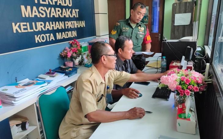 Babinsa Melaksanakan Anjangsana dan Puldata di Kantor Kelurahan
