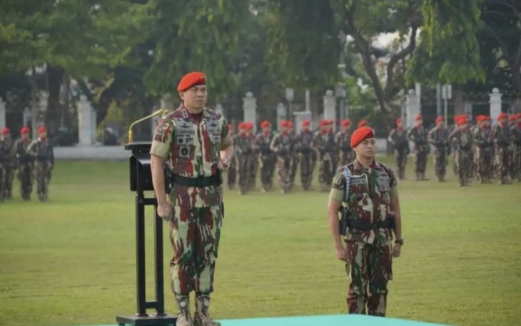 Danjen Kopassus Mayjen TNI Deddy Suryadi, S.I.P., M.Si., saat bertindak sebagai inspektur upacara memperingati Hari Pahlawan ke-78  di Mako Kopassus Cijantung Jakarta, Jumat (10/11/2023).
